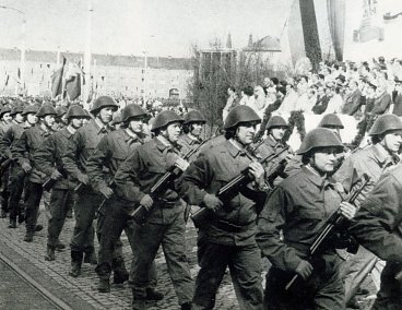 Bild 24: IFA-Kampfgruppe zur Maidemonstration 1977 (Foto: IFA-Museum)
