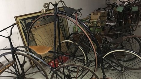 alte Räder vor der Ausstellung (Foto: NDR)
