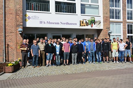Bild: die ganze Gruppe vor dem Museum