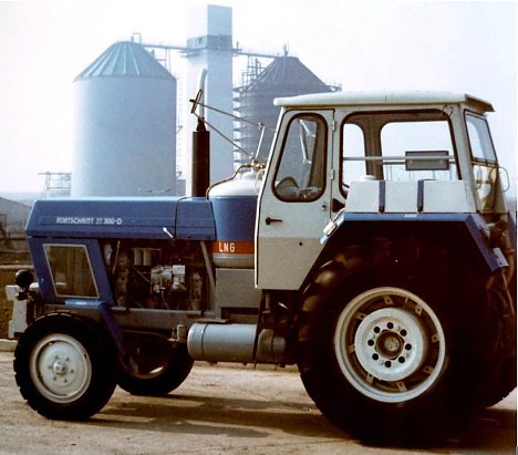 Bild: Bild 37: LNG-Traktor ZT300 (Biogasanlage im Hintergrund) 