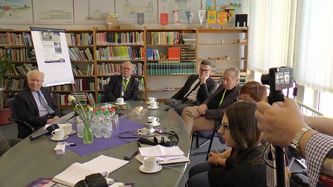 Gespräch im Verein (Foto: Emmelmann)