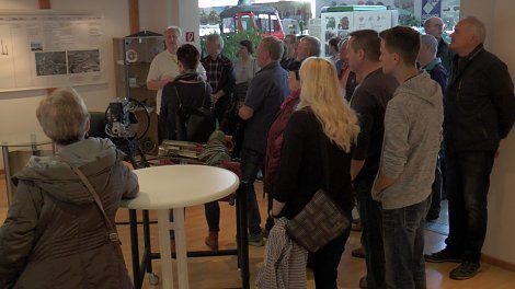 Rolf Elsmann und seine Besuchergruppe  (Foto: Emmelmann)