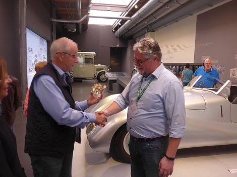 er erklärte die Ausstellung (Foto: Geiger)