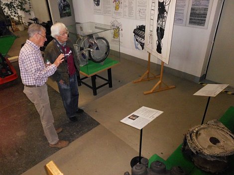 Rundgang W. Steinmetz mit dem Gast aus Japan (Foto: Emmelmann)