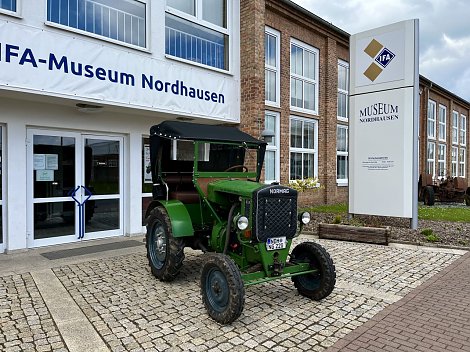 NG 22 vor dem Museum (Foto: Franke)