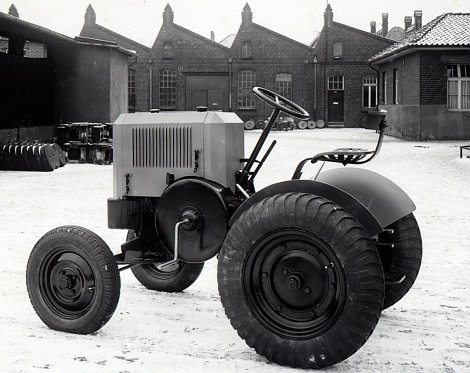 Bild 4: O&K Bauernschlepper SB 751, 17 PS, Bj. 1937 (im Hintergrund die ehem. Fabrikhalle) (Foto: IFA-Museum)