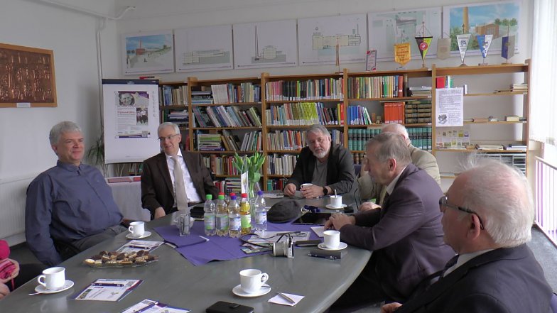 Projektteilnehmer Vertragsunterschrift (Foto: Emmelmann)