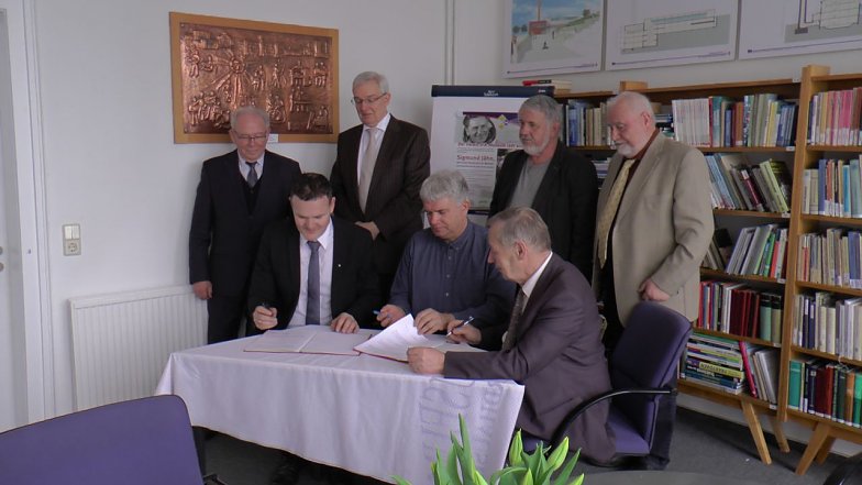 Vertragsunterzeichnung (Foto: Emmelmann)