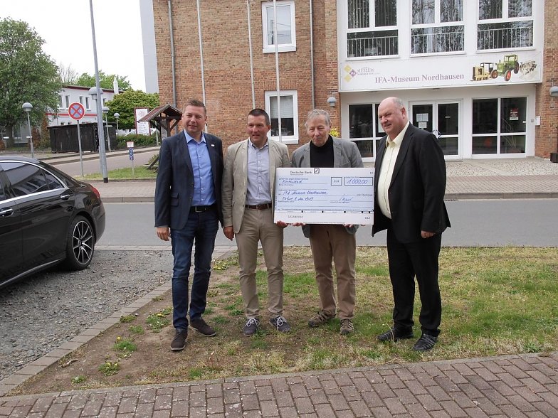 Scheckübergabe (Foto: Emmelmann)