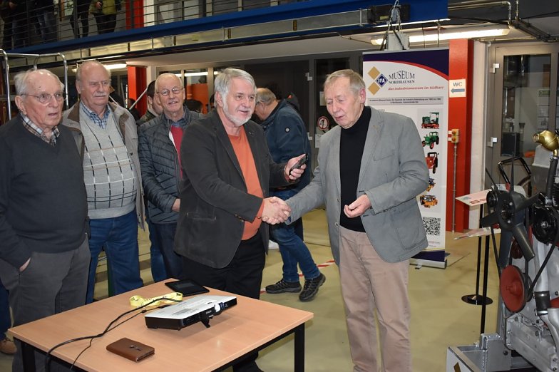 Übergabe mit Handschlag (Foto: Emmelmann)