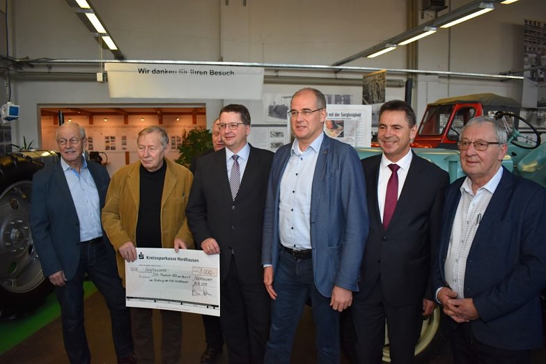 Scheckübergabe (Foto: Emmelmann)