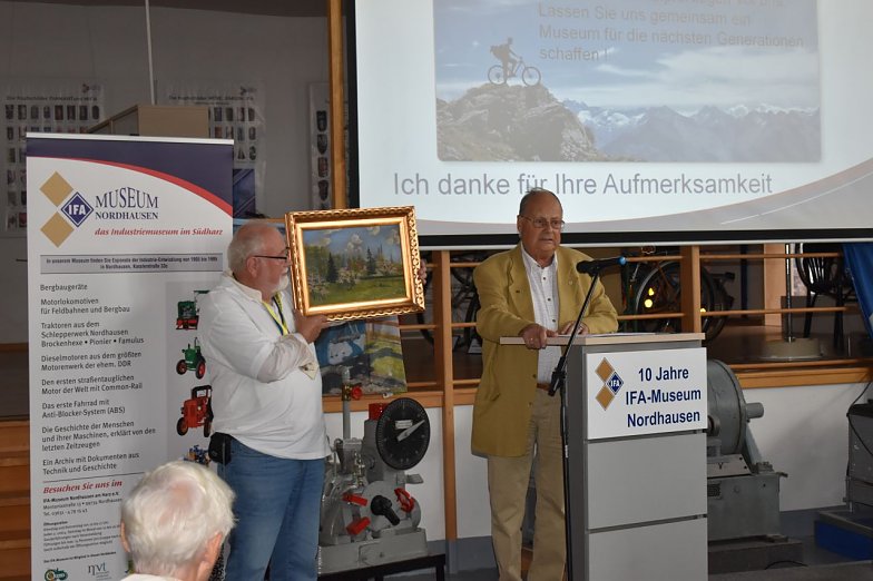 Bildübergabe (Foto: U. Emmelmann)