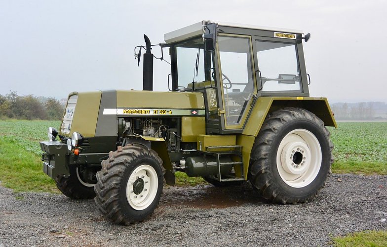 Traktor ZT 300 mit Dieselmotor 4 VD 15,5 / 90 PS/100 PS / 89.611 St&uuml;ck (Foto: IFA-Museum)