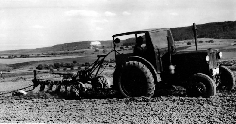 Bild 10: Pionier RS 01/40 mit Anhängepflug (Foto: IFA-Museum)